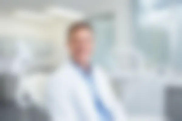 哪个的全瓷牙结果更佳？选择全瓷牙时应该考虑哪些因素？